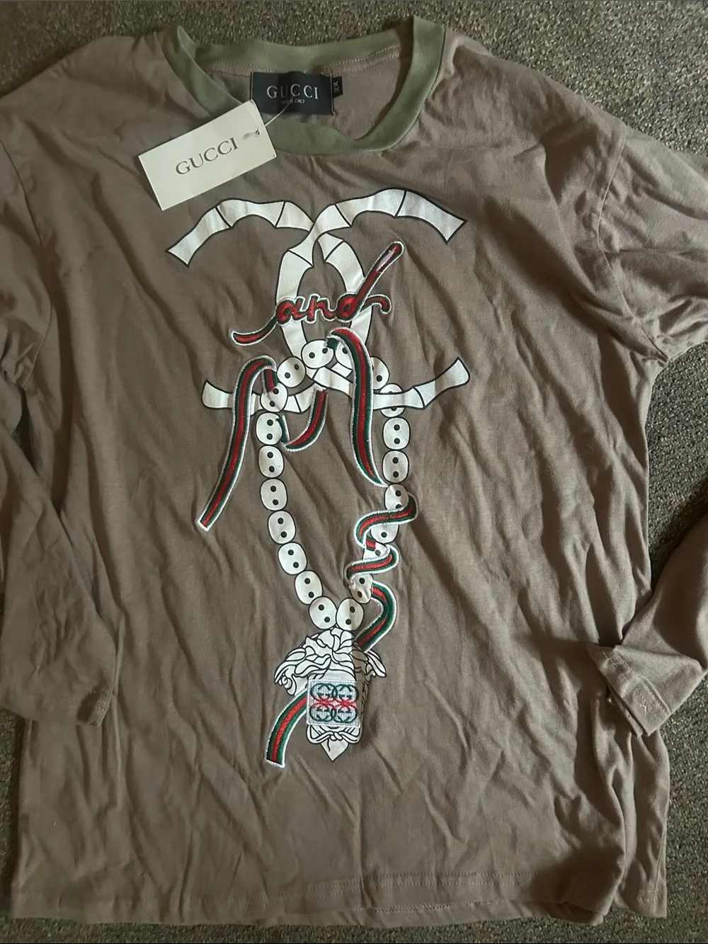 AUTHENTIC-Gucci Taupe Long Sleeve Tee / White Graphic and embroidered Green-NEW